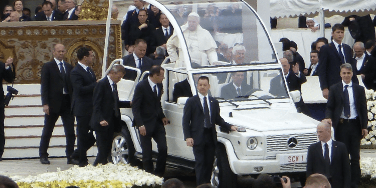 Le pape François à bord de la papamoble (Crédit archives Wikipedia Paralacre CC)