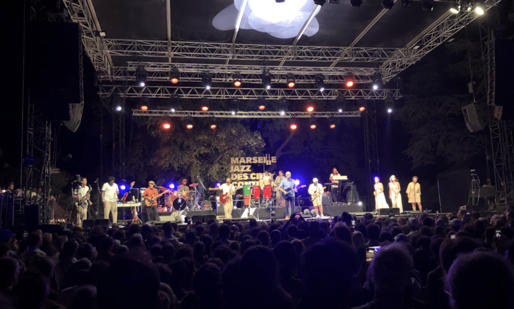 Le chanteur brésilien Gilberto Gil lors Marseille Jazz des 5 continents 2023 sur la scène du palais Longchamp (Crédit Gomet'/JFE)