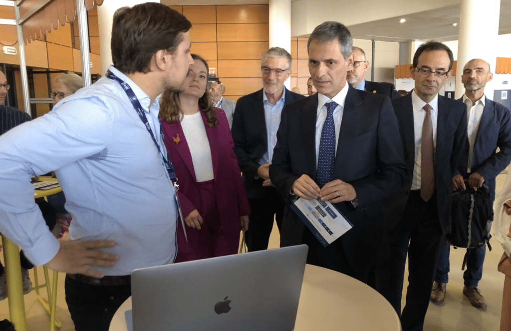 Rodolphe Saadé visite le stand de Zebox lors du Grand bain de la French tech le 13 septembre 2023 (Crédit Gomet'/JFE)