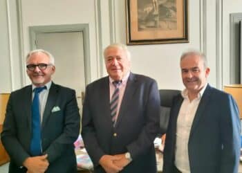 De g. à d. : Marc Binnié, président d'Apesa France, le président du tribunal de commerce Jean-Marc Latreille et le président d'Apesa Provence Bertrand Bigay (crédit : JRG / Gomet')