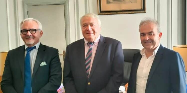 De g. à d. : Marc Binnié, président d'Apesa France, le président du tribunal de commerce Jean-Marc Latreille et le président d'Apesa Provence Bertrand Bigay (crédit : JRG / Gomet')