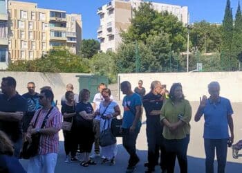 Devant les responsables de 13 Habitat, les habitants de Notre-Dame-des-Marins ont exprimé leur mécontentement le lendemain du drame (crédit : DR)