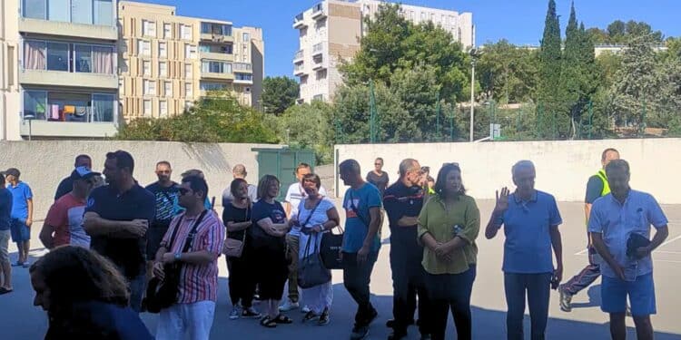 Devant les responsables de 13 Habitat, les habitants de Notre-Dame-des-Marins ont exprimé leur mécontentement le lendemain du drame (crédit : DR)