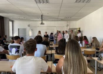 Sophie Joissains visite une classe de 2nd du Lycée Vauvenargues pour la rentrée 2023