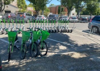 Parking éphémère pour les vélos et trottinettes Lime lors du festival Marsatac (Crédit Lime).