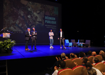 Sur la scène du théâtre de Fos-sur-Mer mercredi 20 septembre, René Raimondi et les experts du climat et de la décarbonation (Crédit Ville de Fos).