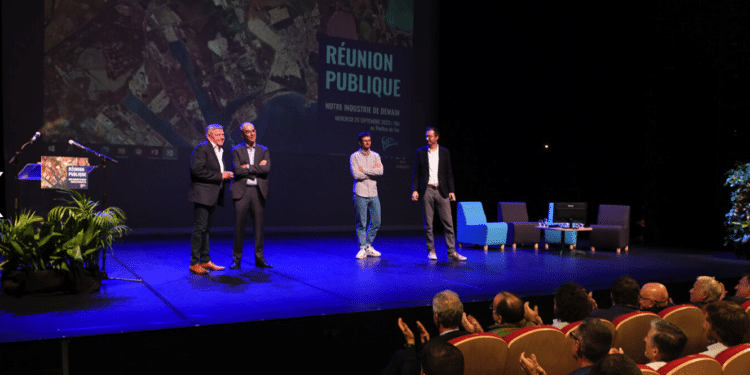 Sur la scène du théâtre de Fos-sur-Mer mercredi 20 septembre, René Raimondi et les experts du climat et de la décarbonation (Crédit Ville de Fos).
