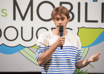 Jules Thévenod, le 25 mai 2023 sur la scène des 2 Rencontres du vélo et des mobilités douces organisées par Gomet' (Crédit Jean Yves Delattre)