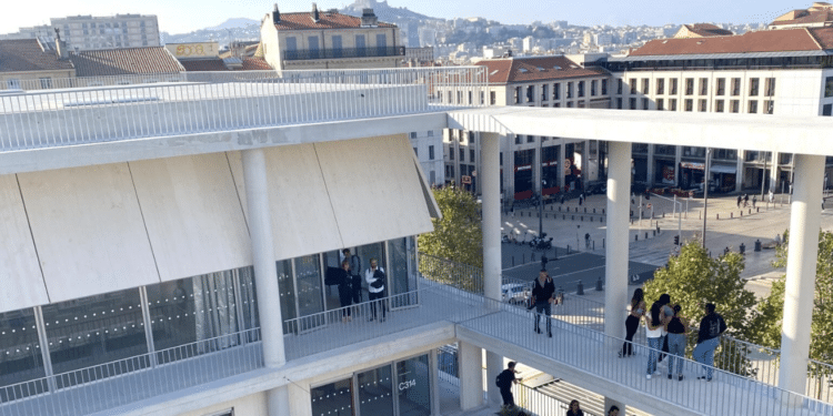 Le nouveau campus de l'Institut méditerranéen de la ville et des territoires (IMVT) avec vue plongeante sur la Porte d'Aix. Crédit MG