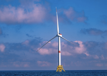 Une éolienne de Provence grand large vues de très près à l'occasion d'une visite en bateau organisée par EDF mercredi 18 octobre (crédit : JYD / Gomet')