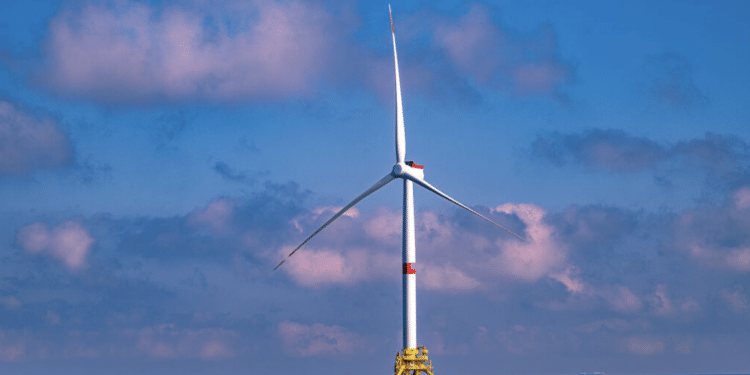 Une éolienne de Provence grand large vues de très près à l'occasion d'une visite en bateau organisée par EDF mercredi 18 octobre (crédit : JYD / Gomet')