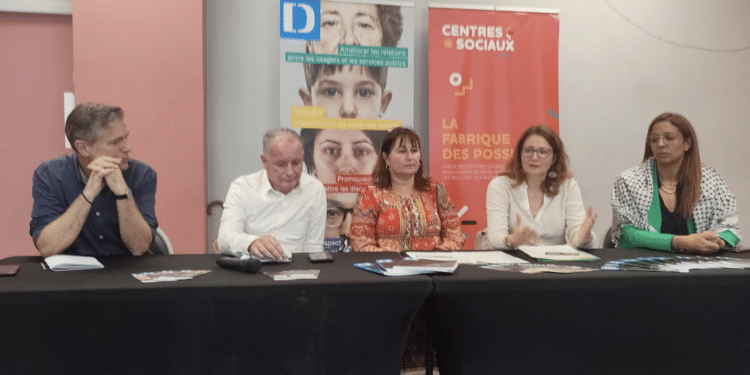 Lors de la signature de la convention entre le Défenseur des droits et l'Union des centres sociaux des Bouches-du-Rhône (Crédit MM/Gomet')