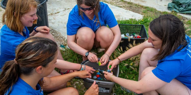Opération de ramassage de de déchets plastiques organisée par Wings of the ocean (Crédit archives/JYD)