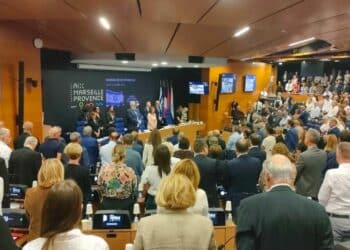 En début de séance, les élus de la Métropole ont observé une minute de silence en soutien au peuple israélien, avant le vote d'une motion de soutien (crédit : JRG / Gomet')