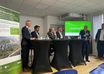 H2V a organisé une conférence de presse de lancement de sa concertation, le 16 octobre en présence des représentants de H2V mais aussi le maire de Fos René Raimondi et le directeur du Grand Port Maritime de Marseille Hervé Martel (crédit : RTE)