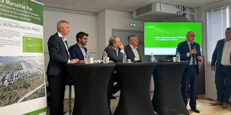 H2V a organisé une conférence de presse de lancement de sa concertation, le 16 octobre en présence des représentants de H2V mais aussi le maire de Fos René Raimondi et le directeur du Grand Port Maritime de Marseille Hervé Martel (crédit : RTE)