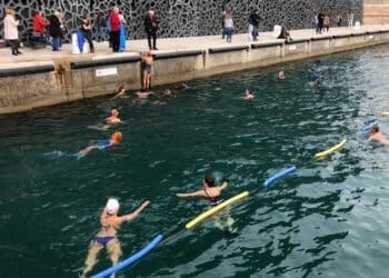 En mars 2022, l'association Les libres nageurs avait mené une opération pour réclamer une piscine aux pieds du Mucem (crédit : archives Gomet')