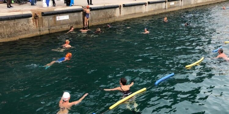 En mars 2022, l'association Les libres nageurs avait mené une opération pour réclamer une piscine aux pieds du Mucem (crédit : archives Gomet')