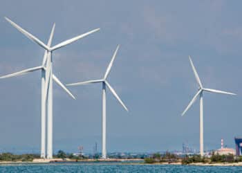 Eoliennes sur le port de Fos-sur-Mer (Crédit Gomet'/JYD)