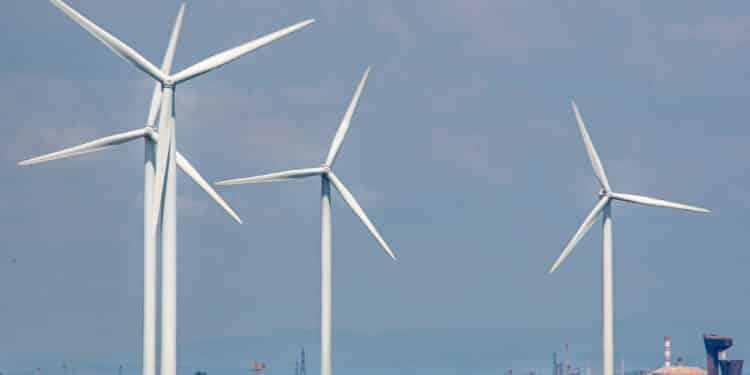 Eoliennes sur le port de Fos-sur-Mer (Crédit Gomet'/JYD)