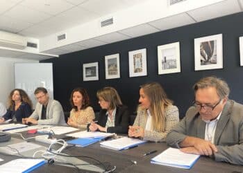 Audrey Gatian, la présidente de Marseille Habitat, présente son plan stratégique aux côtés du DG Frédéric Pâris et des élus de la Ville de Marseille (Crédit : MG)