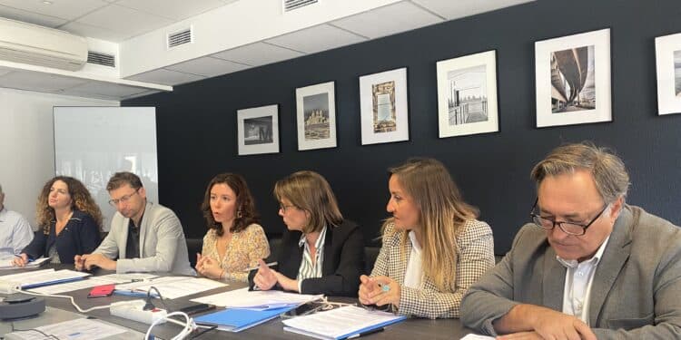 Audrey Gatian, la présidente de Marseille Habitat, présente son plan stratégique aux côtés du DG Frédéric Pâris et des élus de la Ville de Marseille (Crédit : MG)