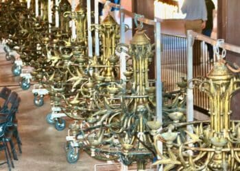 Les lustres de Notre-Dame de Paris en restauration à Gargas (Vaucluse)