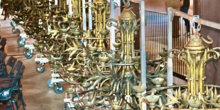 Les lustres de Notre-Dame de Paris en restauration à Gargas (Vaucluse)