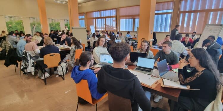 Les étudiants de l'IUT d'Aix-Marseille réunis en équipe commencent mercredi 22 novembre à travailler sur leur projet (Crédit DR)