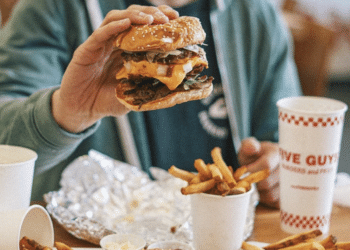 La chaîne de burgers Five Guys annonce l’ouverture son premier restaurant à Marseille