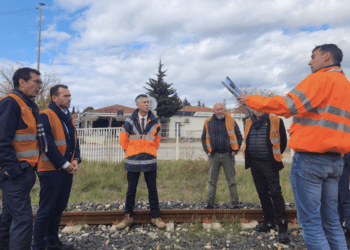 Le PDG de la SNCF, Jean-Pierre Farandou sur le ballast de la ligne Aix Rognance à l'invitation du député Jean-Marc Zulesi (Crédit DR)