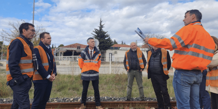 Le PDG de la SNCF, Jean-Pierre Farandou sur le ballast de la ligne Aix Rognance à l'invitation du député Jean-Marc Zulesi (Crédit DR)