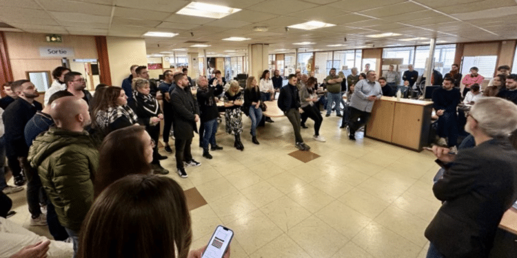 La rédaction de La Provence réunie en AG jeudi 16 novembre a voté massivement la grève (Crédit @SNJ_national)