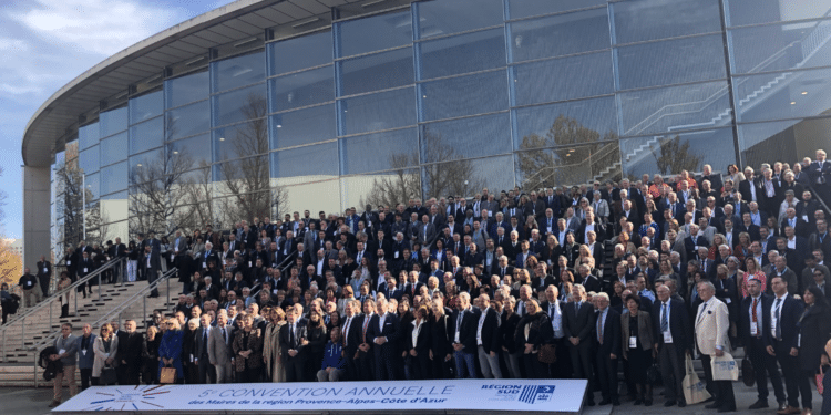 Les maires et élus de la Région Sud réunis, lundi 13 novembre, au centre des congrès du parc Chanot (Crédit Yann Bouvier)