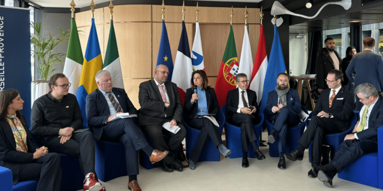 Martine Vassal entourée d'élus et maires de villes européennes à l'occasion de la remise des iCapital Awards remis au Mucem lundi 27 novembre 2023 (Crédit Gomet'/JFE)