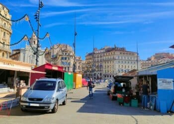Le marché aux santons prend forme sur le quai de la mairie à Marseille (crédit : JRG / Gomet')