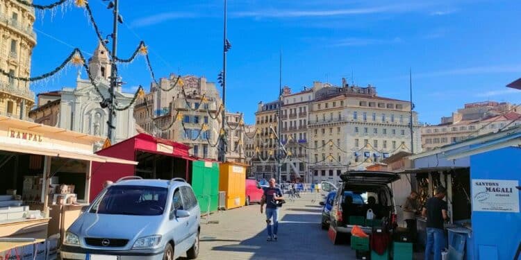 Le marché aux santons prend forme sur le quai de la mairie à Marseille (crédit : JRG / Gomet')