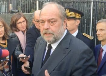 Eric Dupond-Moretti répond aux questions de la presse à l'issue de sa prise de parole au tribunal judiciaire de Marseille (crédit : JRG / Gomet')