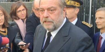 Eric Dupond-Moretti répond aux questions de la presse à l'issue de sa prise de parole au tribunal judiciaire de Marseille (crédit : JRG / Gomet')