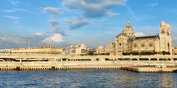La gare maritime de la major, dont le bâtiment est situé à gauche de l'image, doit accueillir temporairement le Port Center (crédit : JYD / Gomet')