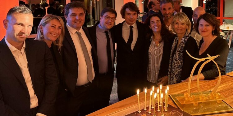 De gauche à droite au 1er rang : Gautier Testu (Stan), Isabelle Compagnola-Savon (Région Sud), Nicolas Barthe (Stan), Benoît Payan, le maire de Marseille, Jean-Baptiste Pietri (Constructa),Emilie de Lombarès (Onet), Katia Fiorentino (Stan), Ludivine Philippon (Stan). Au second plan : Fabien Brousse et Thomas Milhe (Milhe & Avons). Crédit : Gomet'