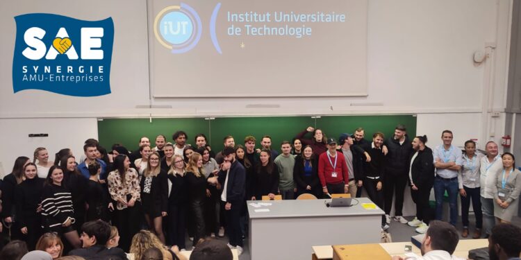 Photo finale du Business game CreatIvUT à l'IUT de Saint-Jérôme à Marseille. (Crédits photo : MM)