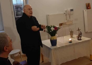 L'invité d'honneur le Père Ardura, venu de Rome, où il assiste le pape et travaille à faire reconnaître l'abbé Fouque (Crédit Gomet')