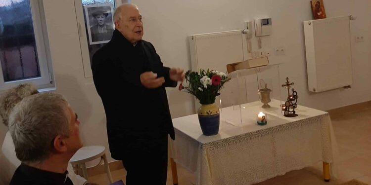 L'invité d'honneur le Père Ardura, venu de Rome, où il assiste le pape et travaille à faire reconnaître l'abbé Fouque (Crédit Gomet')