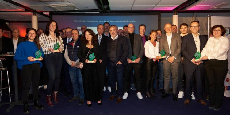 Les lauréats des Trophées RSE 2023, les partenaires et organisateurs réunis lundi 11 décembre 2023 (Crédit ©matthieuparent)