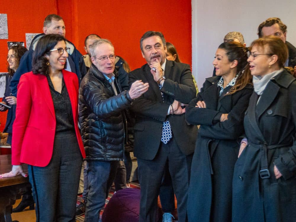 La ministre de la Culture Rima Abdul Malak (en rouge) et l'adjoint à la culture de la Ville de Marseille Jean-Marc Coppola (au centre) (crédit : JYD / Gomet')