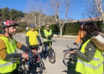 Visite sur le terrain du groupe de travail "Modes doux" pour un diagnostic des infrastructures vélo à Venelles. (Crédits photo : Mairie de Venelles)