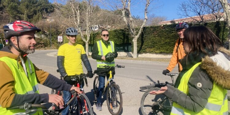 Visite sur le terrain du groupe de travail "Modes doux" pour un diagnostic des infrastructures vélo à Venelles. (Crédits photo : Mairie de Venelles)