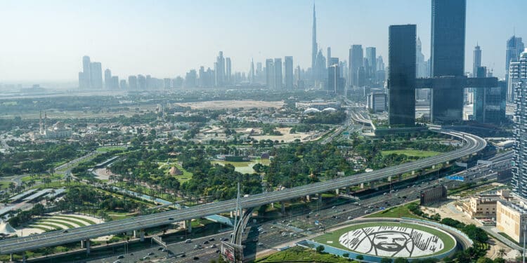 Dubaï, ses autoroutes, ses parcs et sa skyline accueille la Cop 28 (Crédit Jean Yves Delattre)