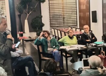 Les intervenants du débat consacré à la décroissance organisé par Marseille et moi au Mund Art mercredi 6 décembre 2023 à Marseille (Crédit : JD)